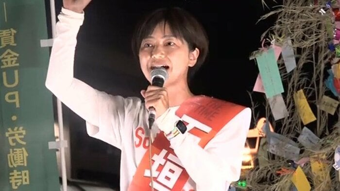 マイク納めをする石垣のり子氏(7月19日JR仙台駅前)