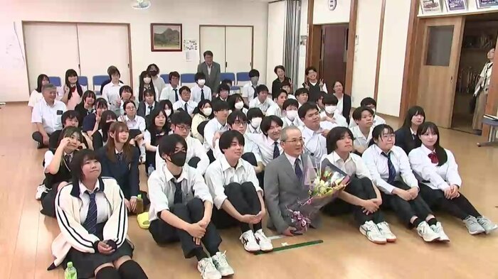 講演後、高校生と記念撮影雄