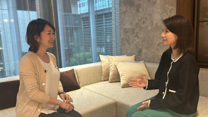 齊藤さんに話を聞く筆者