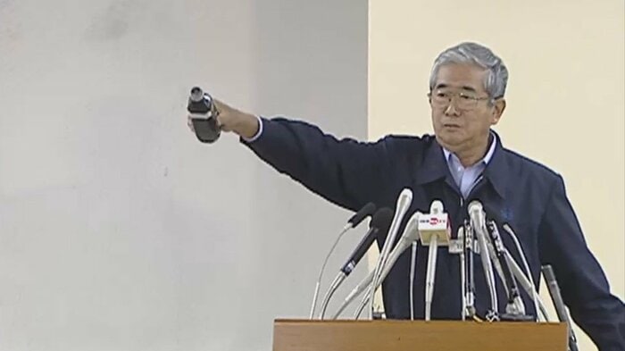 2002年「ディーゼル車NO作戦」を展開した石原氏 会見場で粉じんを振りまくパフォーマンスも
