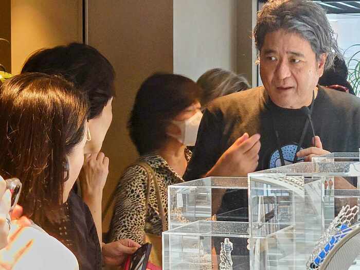 総合ディレクターの中村氏(右)。「開催を発表すると海外の反響が大きかった」と話す。