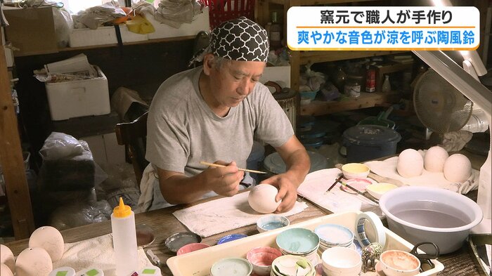 手作業で絵柄をつけていく 西田次郎さん（73）