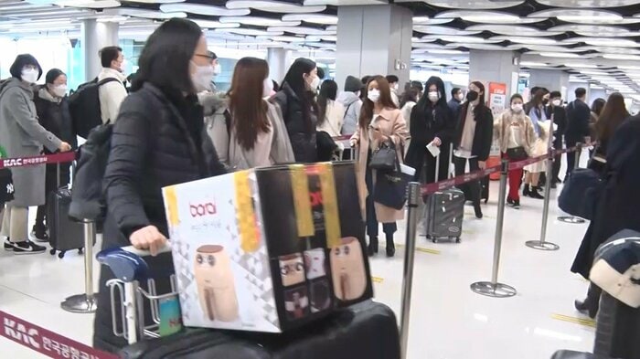 旅行客でごった返す韓国の空港