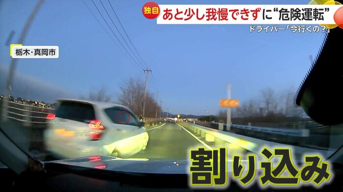 左から強引に割り込みを行ってきた車(FNN投稿サイト「ビデオPost」)