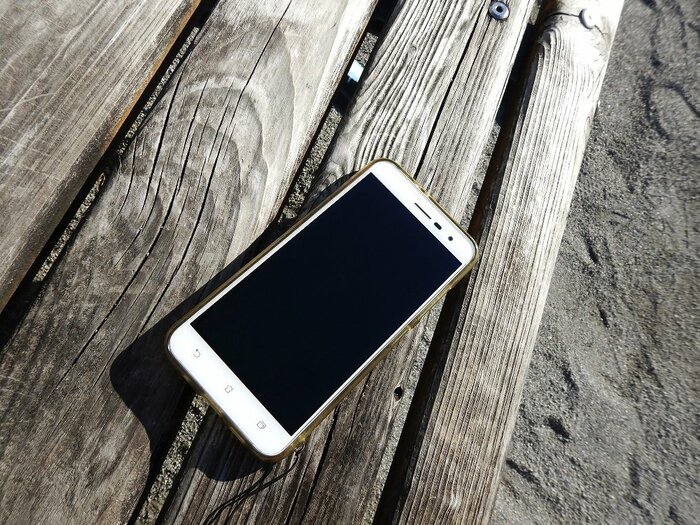 スマホを炎天下に置いておくのは危険(イメージ)