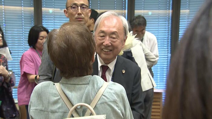 新里弁護士と喜びを分かち合った