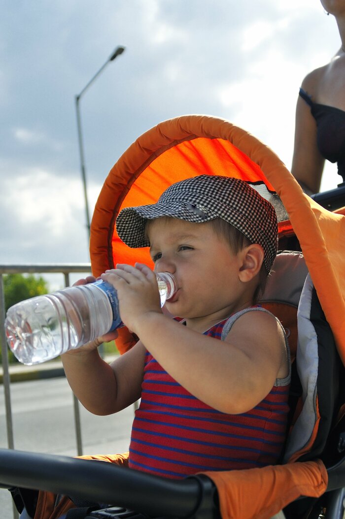 ベビーカーに乗った乳幼児は地面に近く、大人より過酷な暑さにさらされる