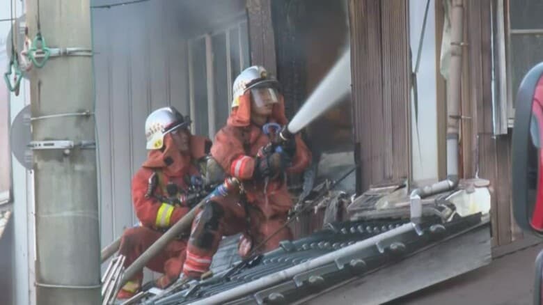 【速報】「2階の開口部から炎が出ている」米子市の2階建て住宅で火事　1人が顔にやけど病院に搬送　鳥取｜FNNプライムオンライン