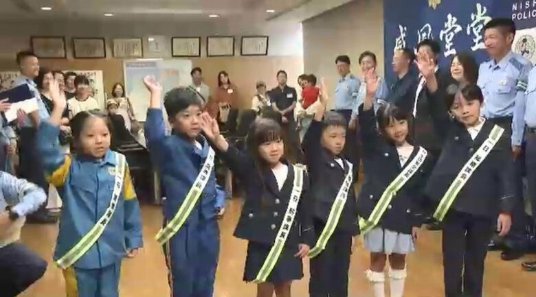 小学生たちが警察署の一日課長に　子供の交通事故防止へ“会議”にも参加　福岡市｜FNNプライムオンライン