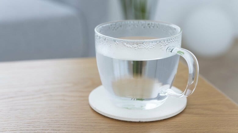 白湯を飲んでも基礎代謝は高くならない！加齢で基礎代謝は下がらない！これまで「常識」と思われていた基礎代謝のウソホント｜FNNプライムオンライン