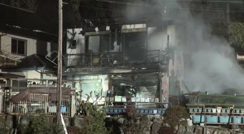 13歳三男と11歳長女と連絡取れず…未明の住宅で火事 焼け跡から男女2人の遺体見つかる｜FNNプライムオンライン