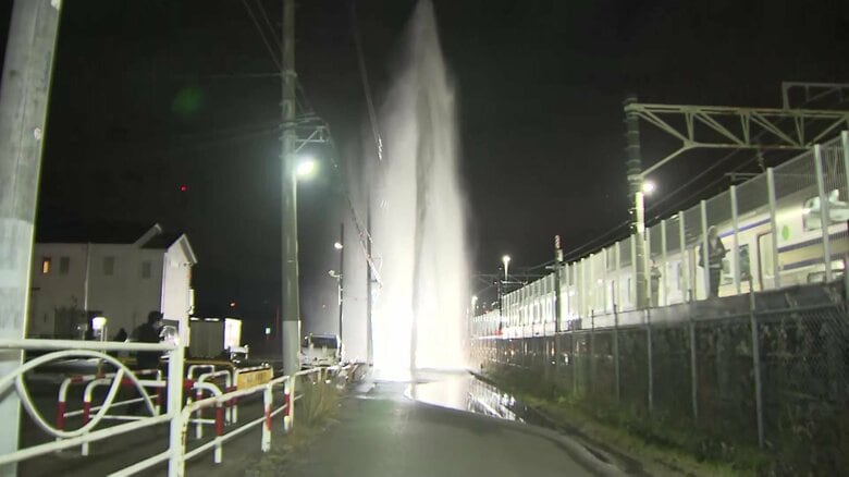 「急に雨が降ってきたと思たら…」JR物井駅近くで突然マンホールから大量の水が噴出　県が漏水の原因を調査中　千葉・四街道市｜FNNプライムオンライン