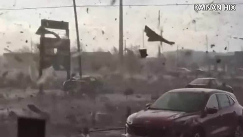 “がれき”が舞い上がり目の前に…巨大竜巻で8人死亡　「まるで電車が家の中を」街に壊滅的な被害　アメリカ｜FNNプライムオンライン