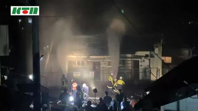 「1階から炎が噴き出ている」佐世保市の集合住宅で火事　性別不明の1人の遺体発見｜FNNプライムオンライン