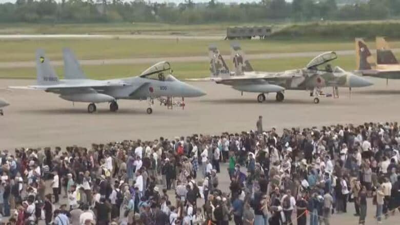 ブルーインパルス2年ぶり展示飛行小松基地航空祭にコロナ禍以降「最多」の約10万2000人｜FNNプライムオンライン