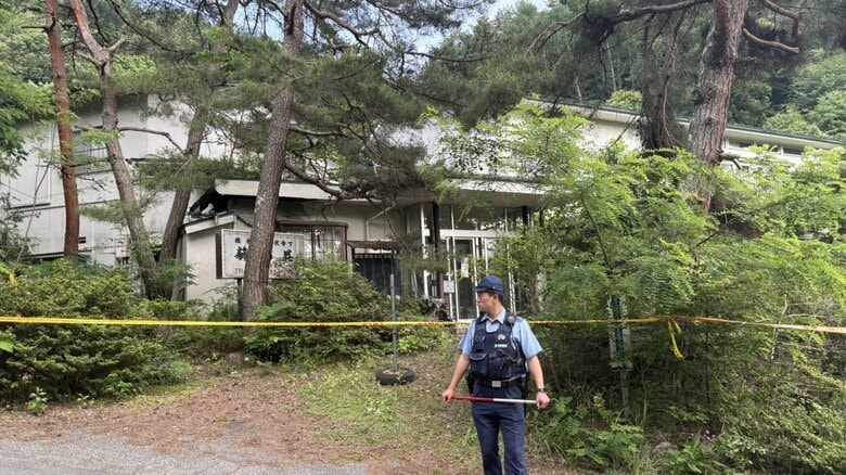 廃業した旅館で身元不明の遺体が見つかる　死後かなりの時間経過か　性別や年齢は不明　身長155センチくらい、白髪　黒いセーターと白い半そでシャツ、肌着、黒い防寒ズボンとトランクス、白と黒の軍足を着用｜FNNプライムオンライン
