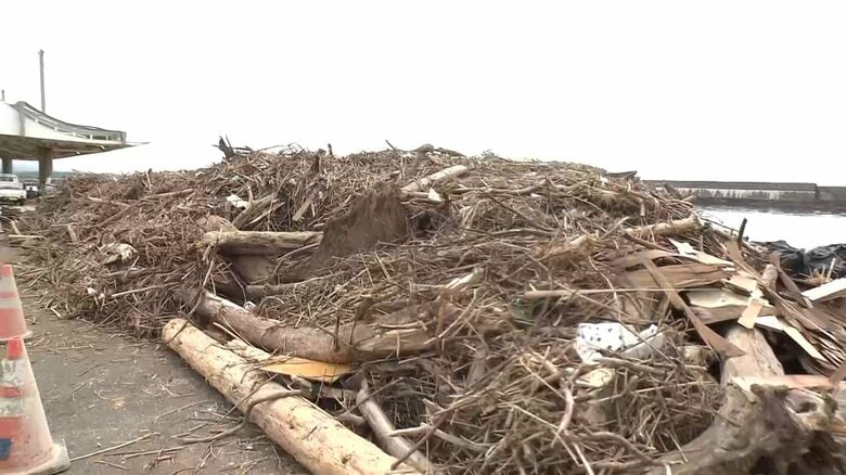 がれき流れ込んだ漁港　岩ガキ漁再開も不安ぬぐい切れず　災害廃棄物は処分者決まらず山積みに【秋田・7月下旬の大雨】｜FNNプライムオンライン