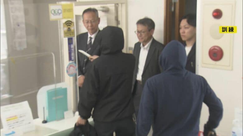 銀行で強盗を想定した訓練 逃走犯の特徴等を警察に伝える流れを確認「靴や手元など予め覚える役割の分担を」｜FNNプライムオンライン