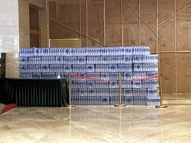 フロント横に置かれた大量の飲料水
