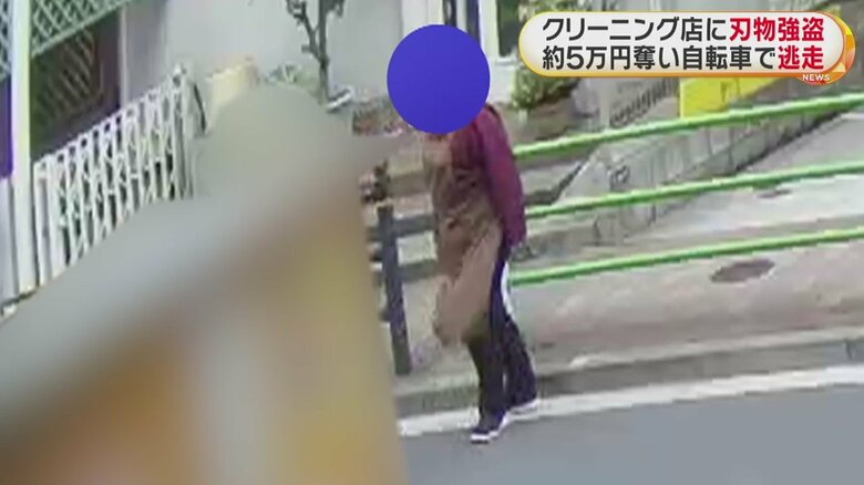 脅されたためか、後ずさりするようにして店から飛び出してきた女性