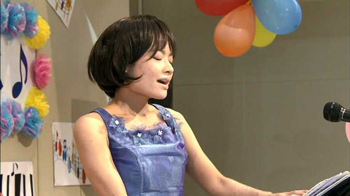 入所者を前に楽しそうに演奏するあすかさん