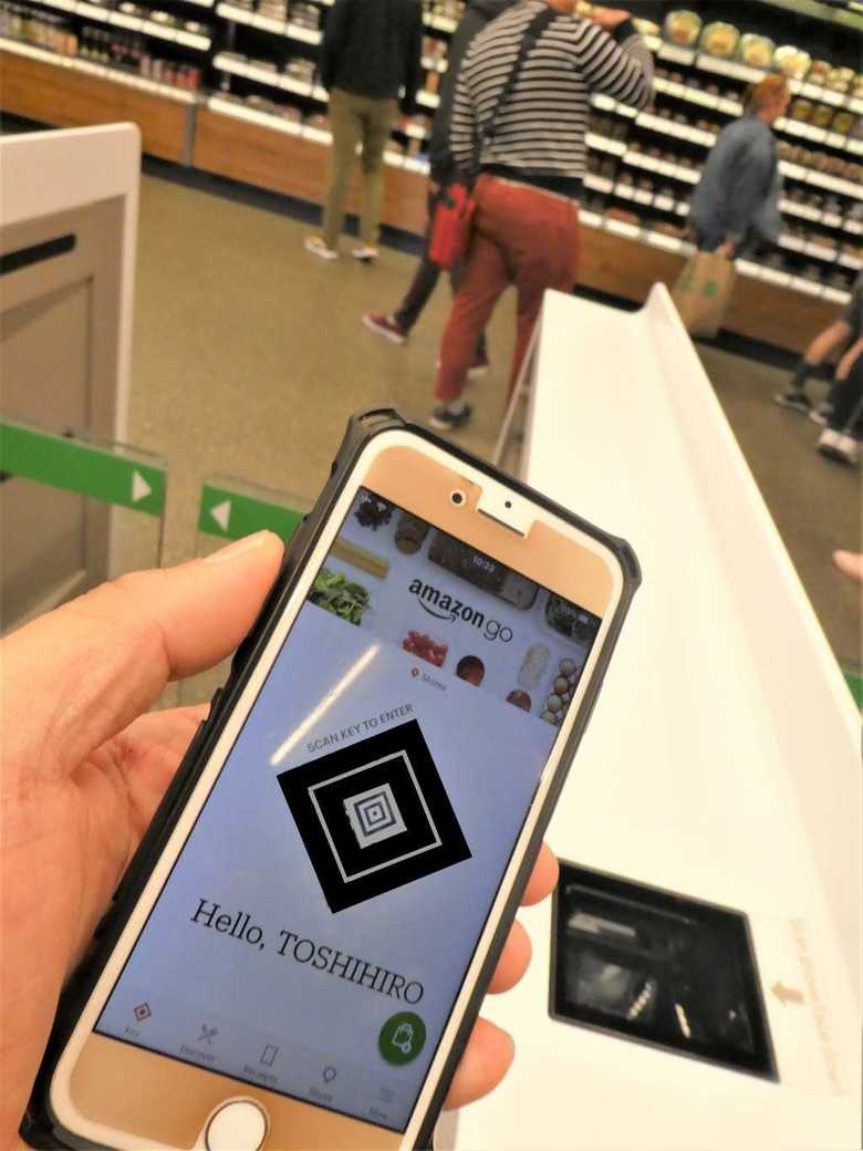 スマホを持って店に入り、好きな商品を取って出るだけ(画像は一部加工)