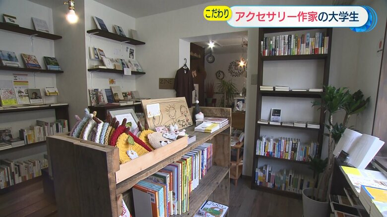 店内には長崎の作家の本や手作り雑貨が並ぶ
