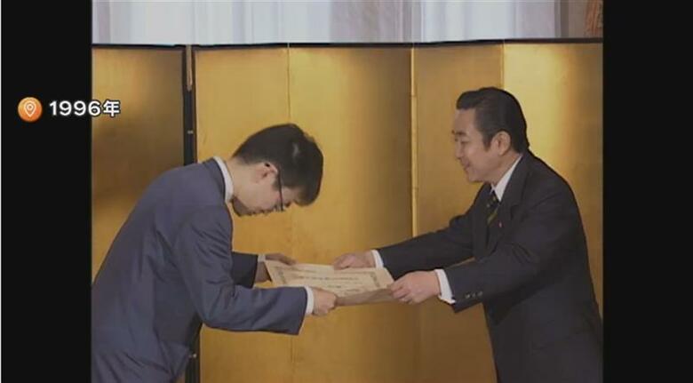 七冠を制覇した際に当時の橋本龍太郎首相から内閣総理大臣顕彰を授与された羽生善治・現九段（1996年）