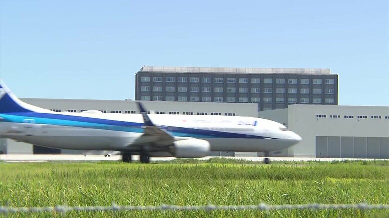 佐賀駐屯地の前を滑走する航空機