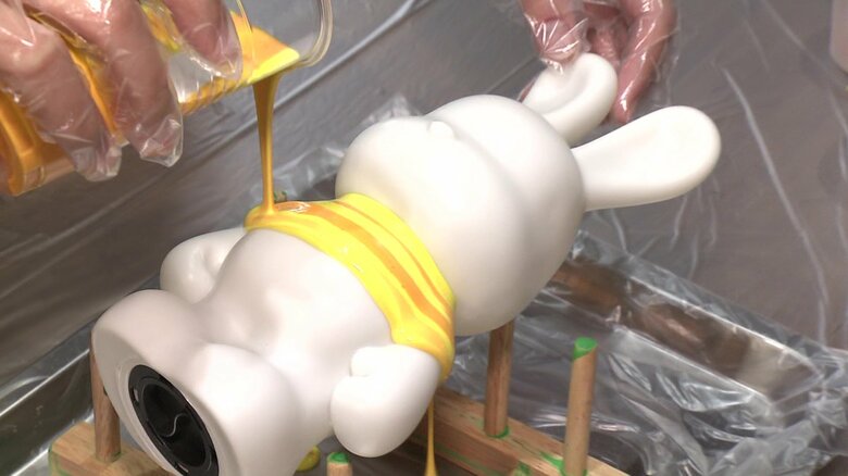 フィギュアに絵の具を“かける”！