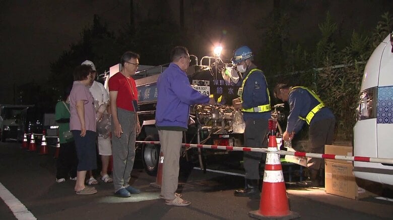 非常用飲料水が配られる様子