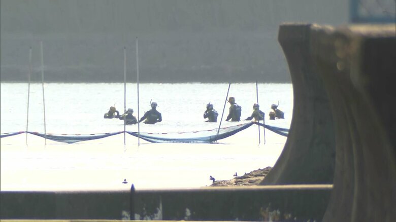 遺体発見現場の近くを調べる捜査員（2024年2月）