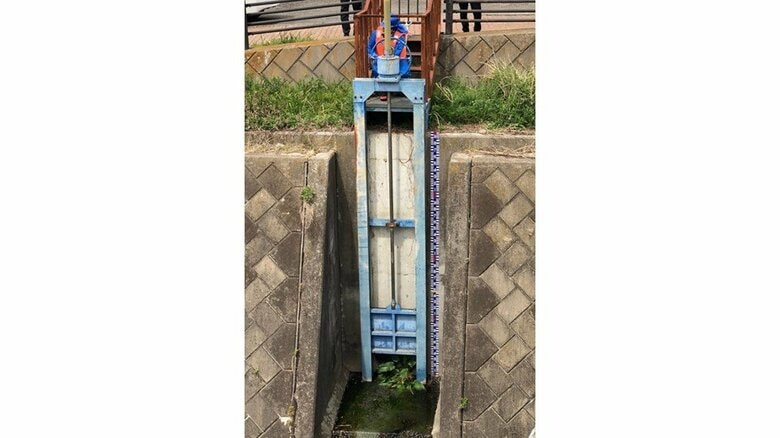 樋管の開閉作業　ALSOK提供