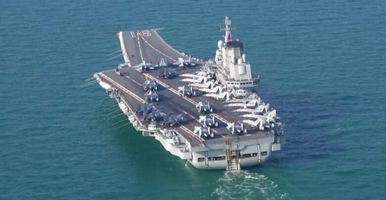 中国海軍は遼寧、山東、福建などの空母を保有し、大型揚陸艦や駆逐艦などの大型水上艦を運用。画像は空母・遼寧。