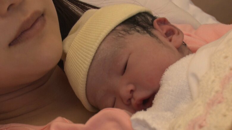 女の子が誕生。光さんも立ち会った後、出産後の2時間、一緒に過ごすことができた