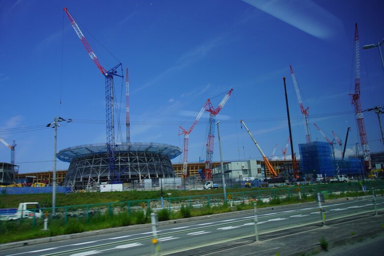 巨大な建設物が並ぶ…