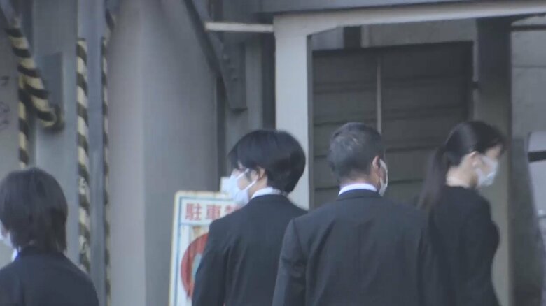 小室眞子さんと圭さんも、川嶋辰彦さんの家族葬に参列した(6日午後)