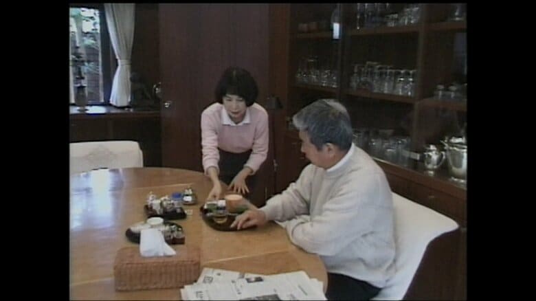 食卓に朝食を準備する典子夫人