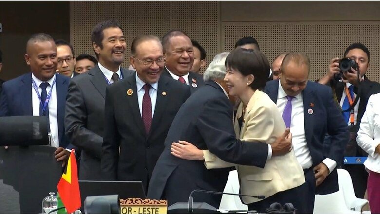 高市首相とハグをするグスマン首相