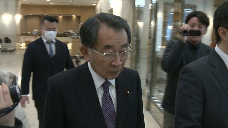 支援者への説明を終えた塩谷座長（1月25日）