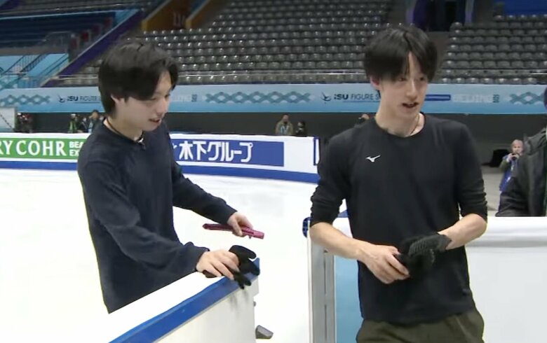 公式練習で三浦とリラックスしたリラックスした表情を見せる山本草太