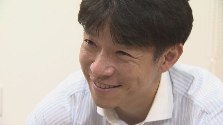 宝箱の中を見る大間圭介さん