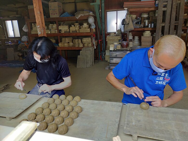 「鬼瓦風鈴」製作の様子（提供：株式会社鬼福）