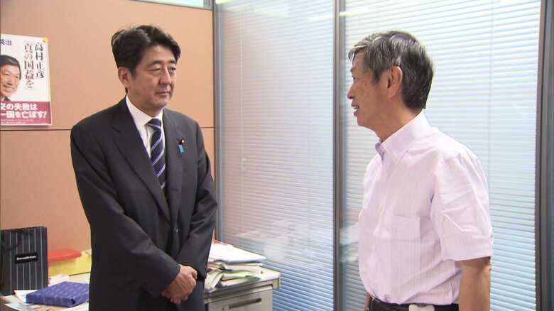 2012年9月13日　高村正彦元外相と挨拶を交わす安倍晋三氏