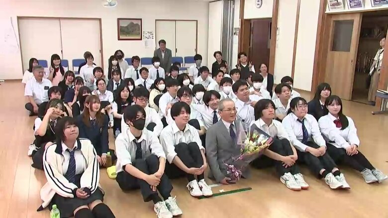 講演後、高校生と記念撮影雄