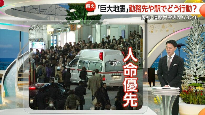 帰宅困難者の人混みで、緊急車両が通行できなくなる様子