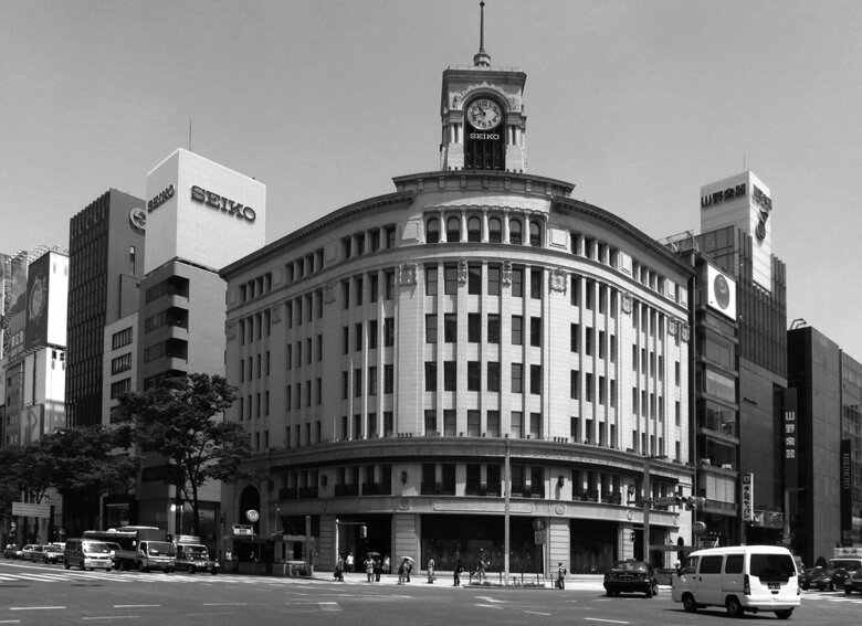 銀座四丁目の角を正面としたため、南向きの申し分のないファサードに。このため、時計塔が最も映える理想的な位置に据えられた（『至高の近代建築』より）