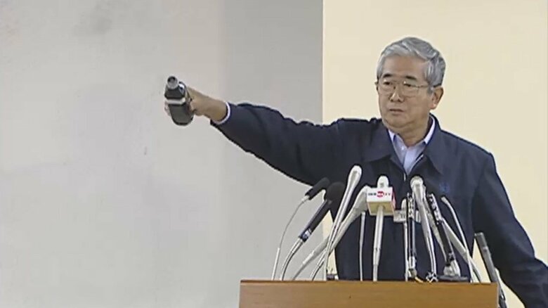 2002年「ディーゼル車NO作戦」を展開した石原氏　会見場で粉じんを振りまくパフォーマンスも