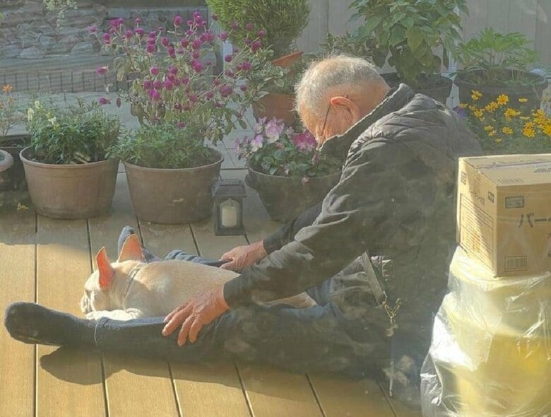 おじいちゃんの足の間に入って、一緒にひなたぼっこ