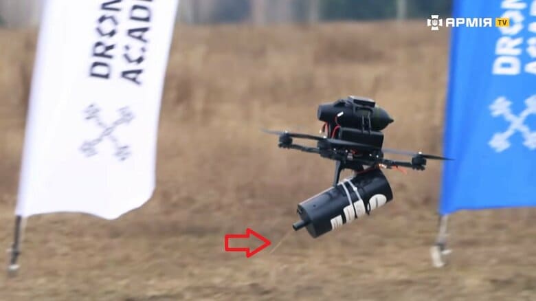 グラスファイバーを繰り出すウクライナ軍のドローン（ウクライナ国防省公式YouTube「@army_tv」より）